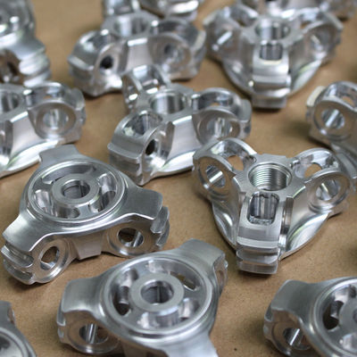 Peças de alumínio mecânicas personalizadas do CNC que limpam com jato de areia o revestimento de superfície de exame de seda