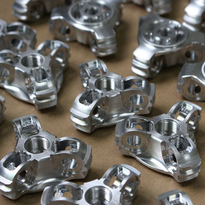 Peças de alumínio mecânicas personalizadas do CNC que limpam com jato de areia o revestimento de superfície de exame de seda