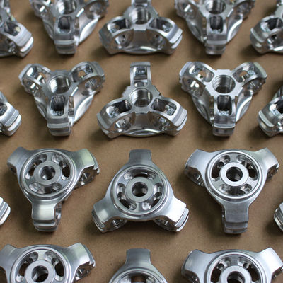Peças de alumínio personalizadas do CNC com processo fazendo à máquina e de gerencio da precisão