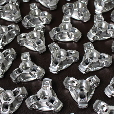 A elevada precisão moeu as peças de alumínio do CNC que limpam com jato de areia o revestimento de superfície de prata de anodização