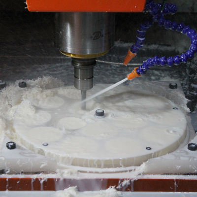 Peças plásticas mecânicas personalizadas do CNC PP que lixam limpando com jato de areia o revestimento de superfície